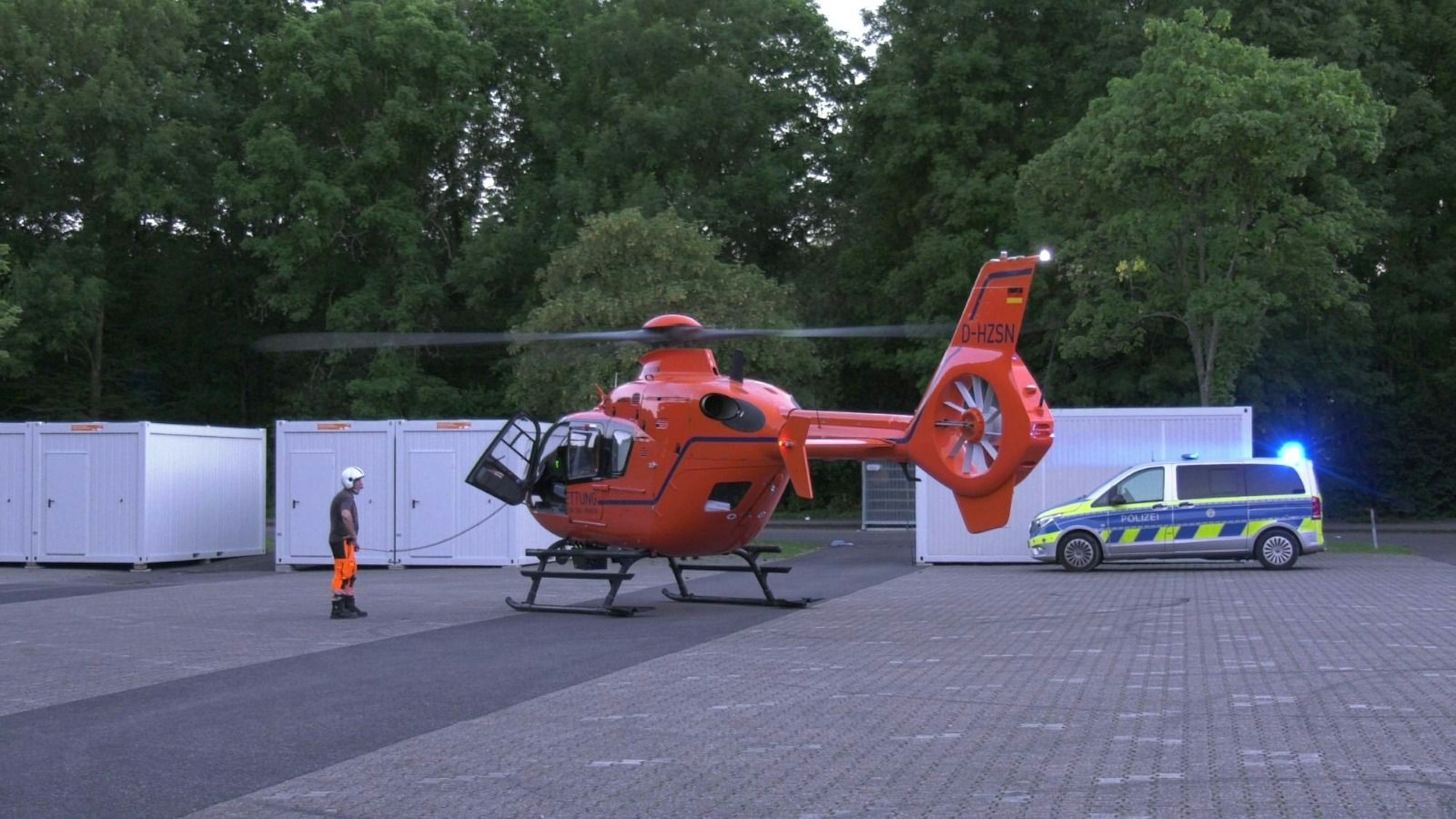 Ein Rettungshubschrauber landete nach dem Unfall am Fühlinger See am Einsatzort. Zwei Frauen wurden von einem Auto überrollt und schwer verletzt.