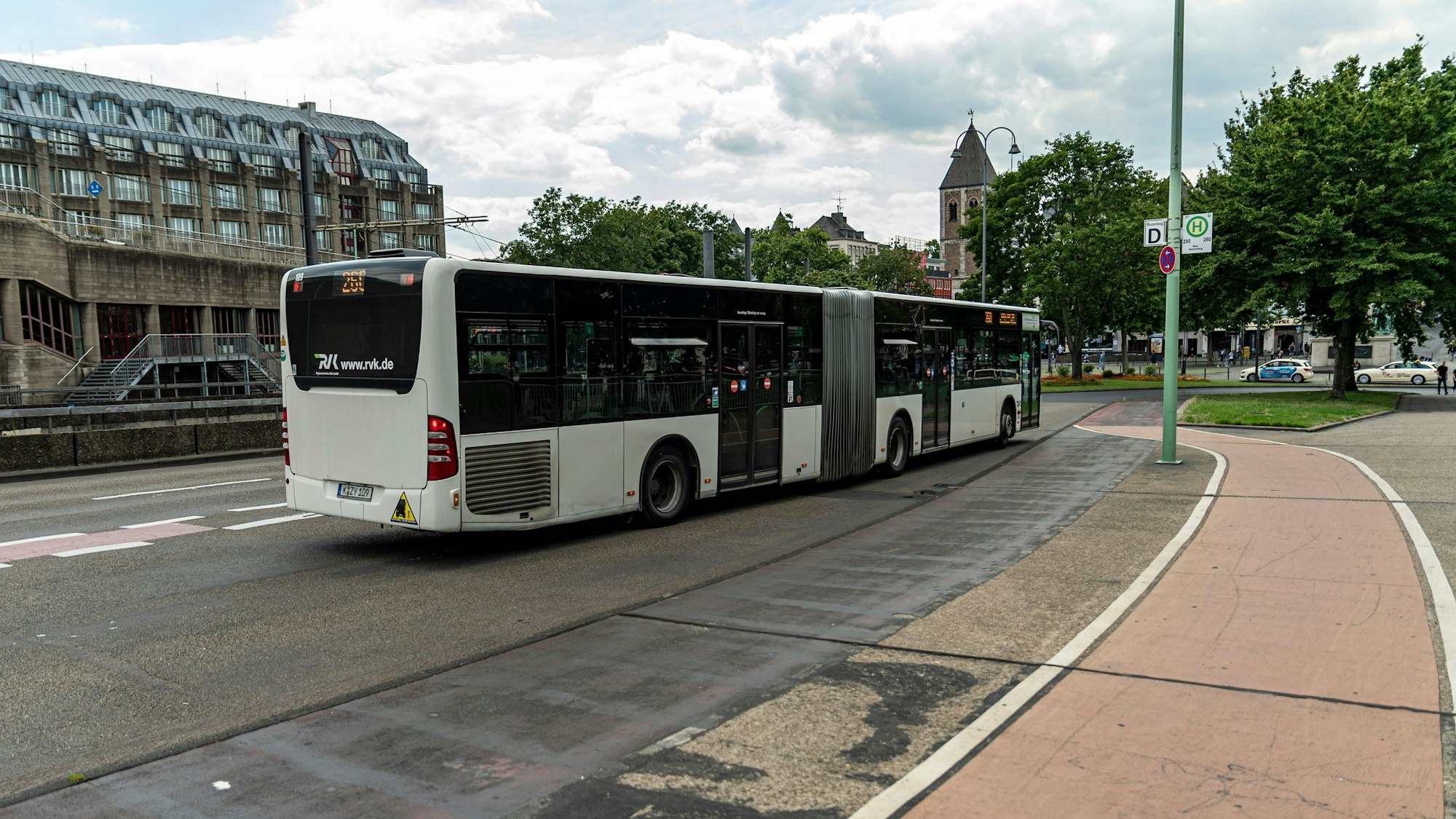 Ein Bus hält am 15. Juli 2020 in Köln auf der Deutzer Brücke an einer Haltestelle.