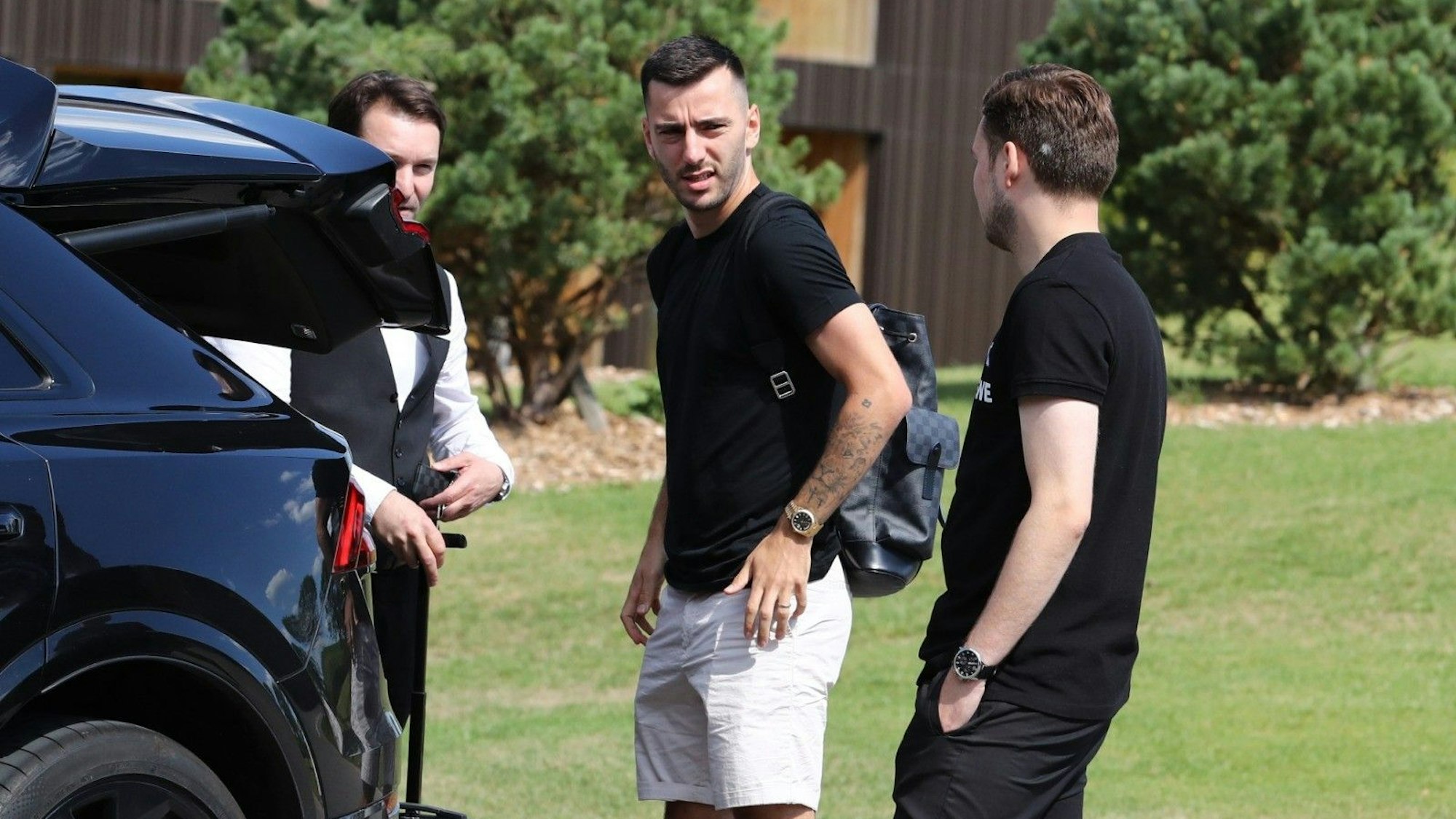 Um 10.58 Uhr am Dienstag (5. Juli 2022) kam Neuzugang Sargis Adamyan im Trainingslager des 1. FC Köln in Donaueschingen an.