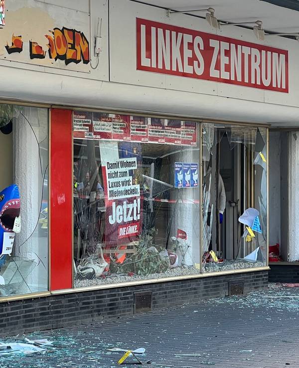 Nach einer Explosion in Oberhausen liegen Glasscherben auf dem Boden. Bei der Detonation in der Innenstadt sind in der Nacht zum Dienstag das Parteibüro der Linken und mehrere Geschäfte erheblich beschädigt worden.