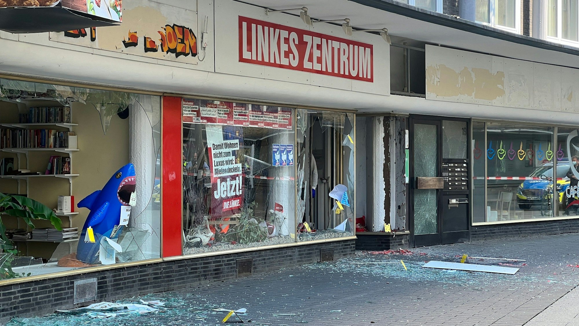 Nach einer Explosion in Oberhausen liegen Glasscherben auf dem Boden. Bei der Detonation in der Innenstadt sind in der Nacht zum Dienstag das Parteibüro der Linken und mehrere Geschäfte erheblich beschädigt worden.