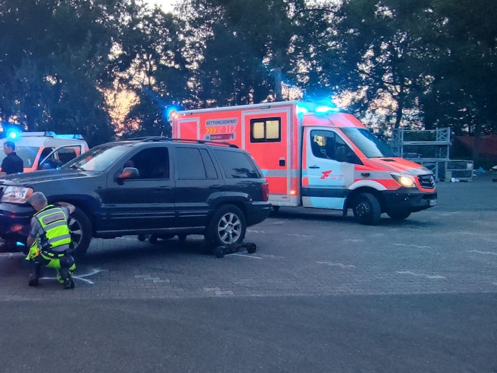 Ein Abschleppunternehmen und Rettungskräfte im Einsatz nach dem Unfall am Fühlinger See.