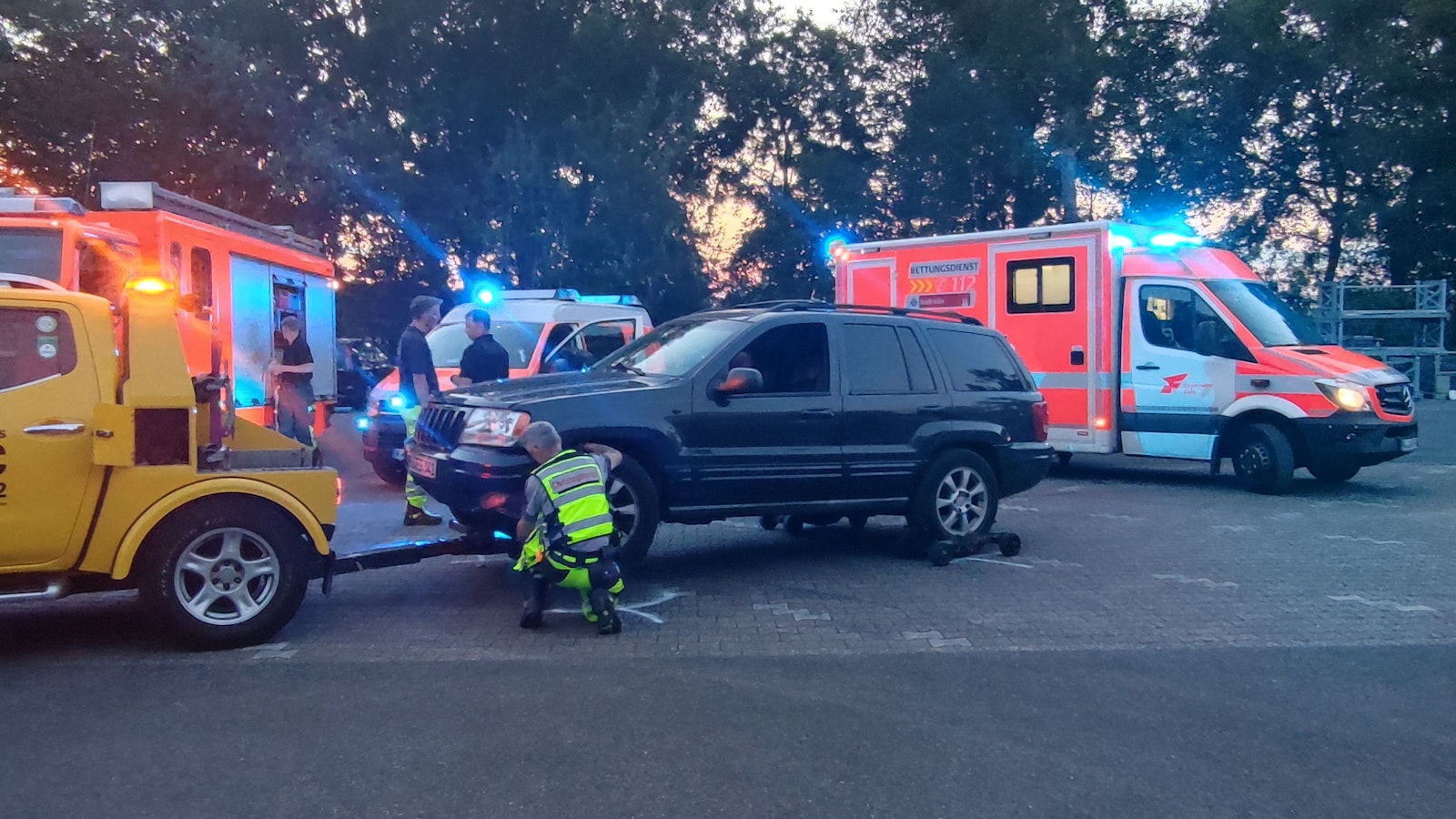 Ein Abschleppunternehmen und Rettungskräfte im Einsatz nach dem Unfall am Fühlinger See.
