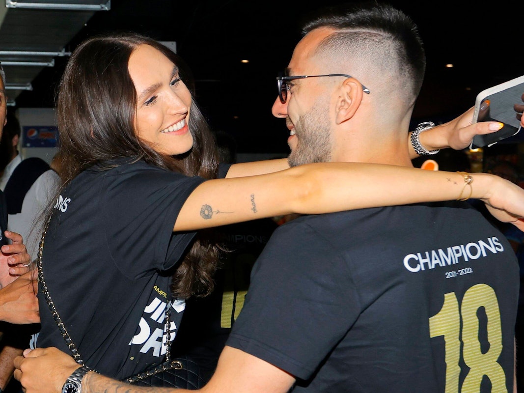 Sargis Adamyan feiert mit einer Umarmung mit seiner Frau Anna die belgische Meisterschaft auf seiner Leih-Station beim FC Brügge. Auch beim 1. FC Köln hofft das Paar auf sportliche Erfolge.