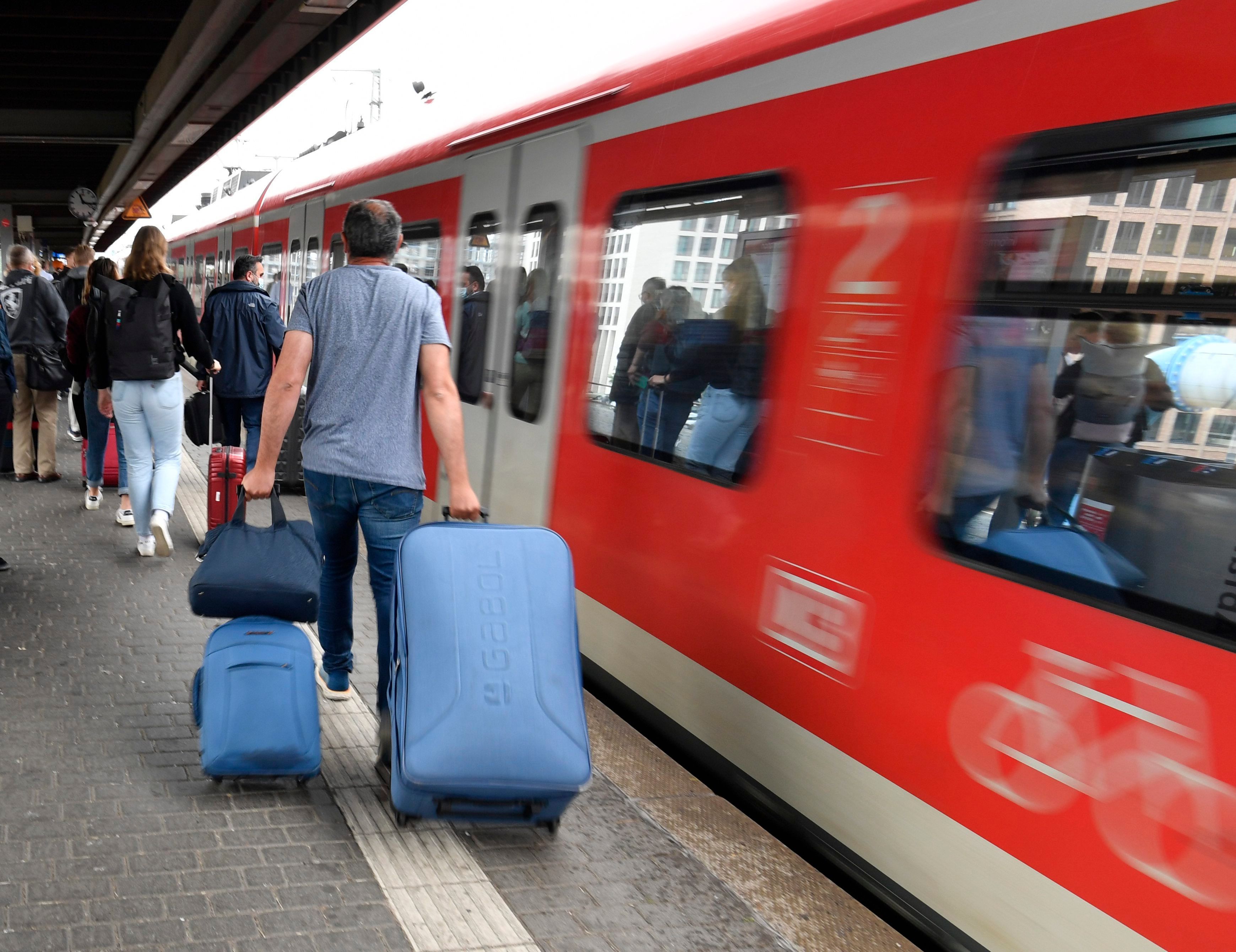 Fahrgäste drängen sich am Eingang eines Regionalzuges