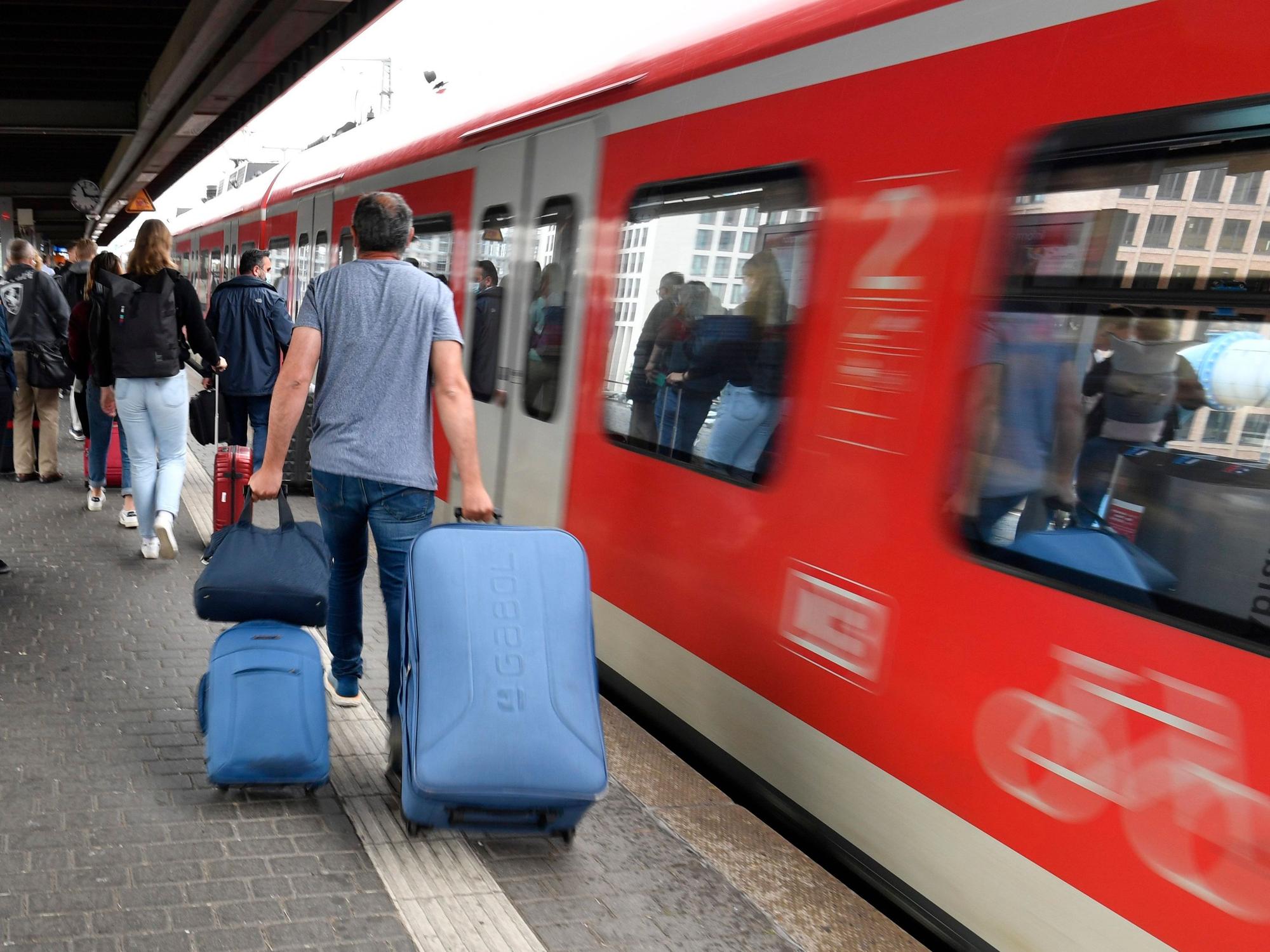 Fahrgäste drängen sich am Eingang eines Regionalzuges