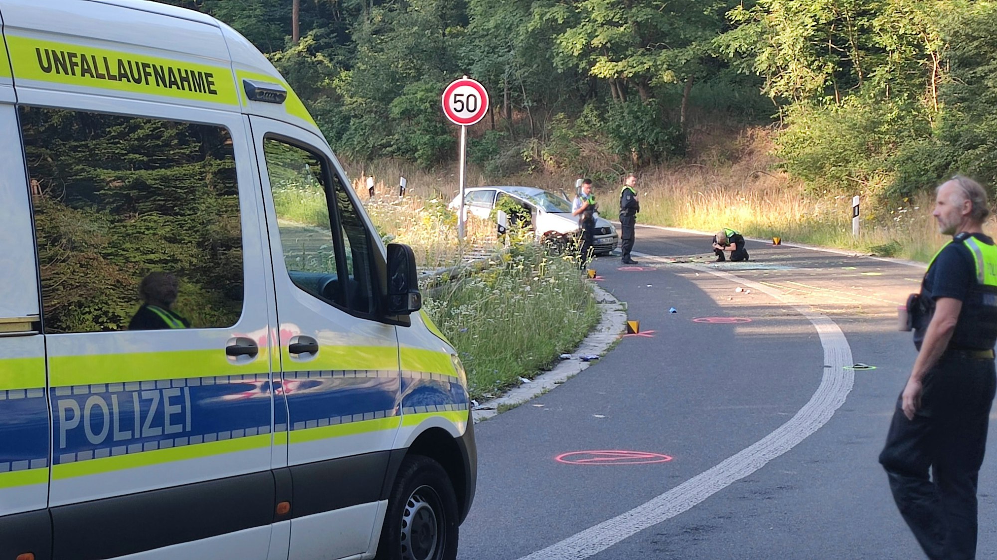 Polizeieinsatzkräfte und das Unfallaufnahmeteam vor Ort am Vingster Ring nach einem Autounfall.