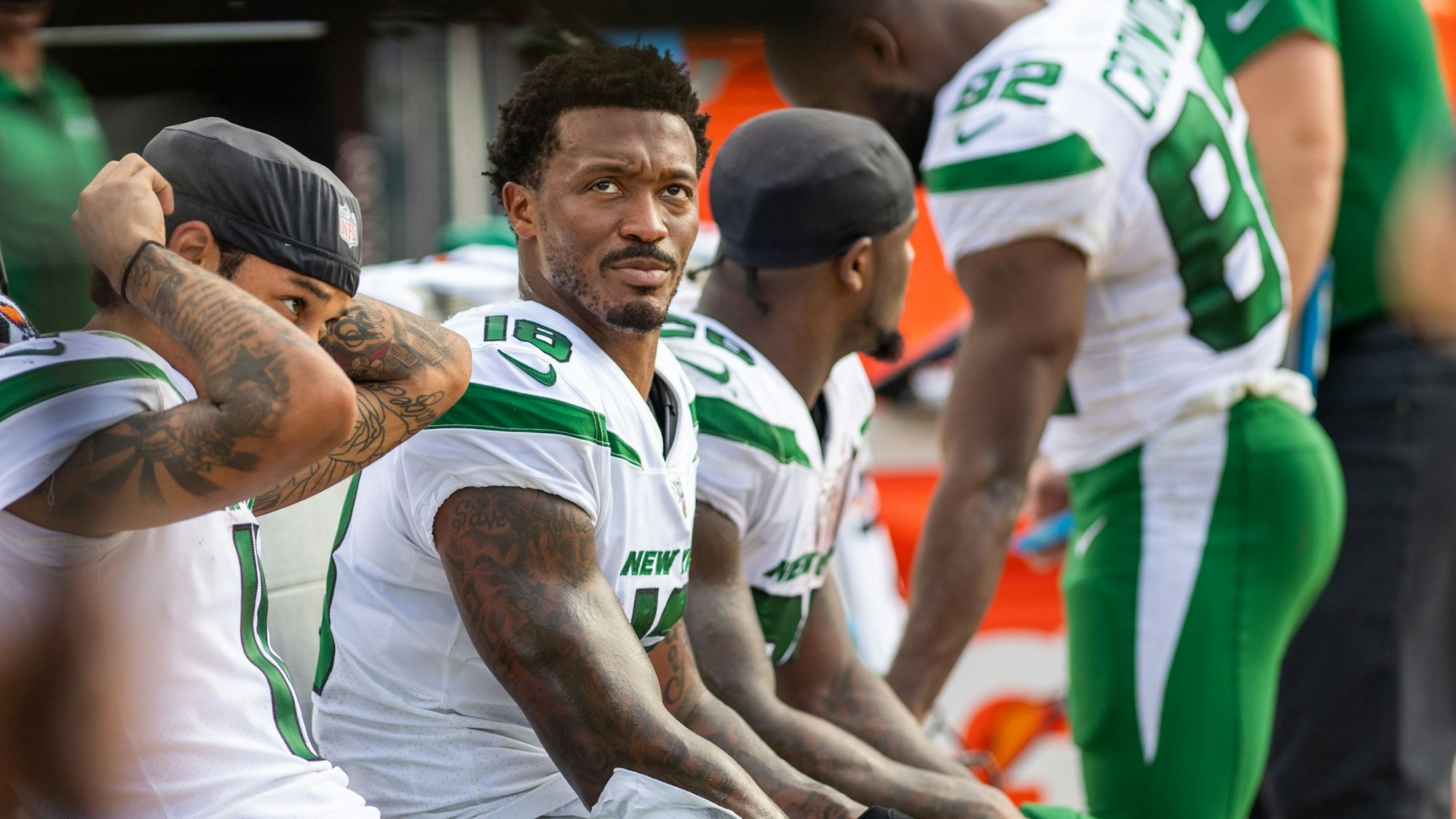 Demaryius Thomas schaut bei einem Spiel der New York Jets auf die Anzeigetafel.