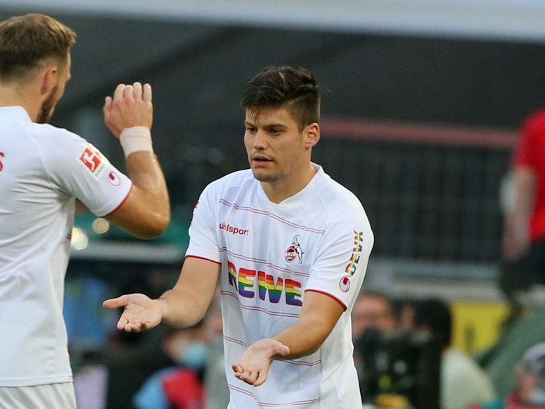 Jorge Meré (r.) und Rafael Czichos klatschen bei einer Auswechslung im Bundesliga-Spiel des 1. FC Köln gegen RB Leipzig ab