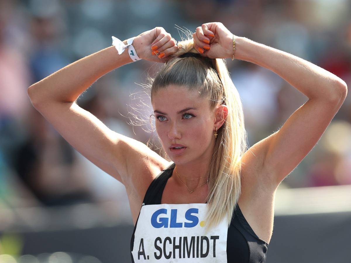 Alica Schmidt fasst sich vor einem Lauf in die Haare.