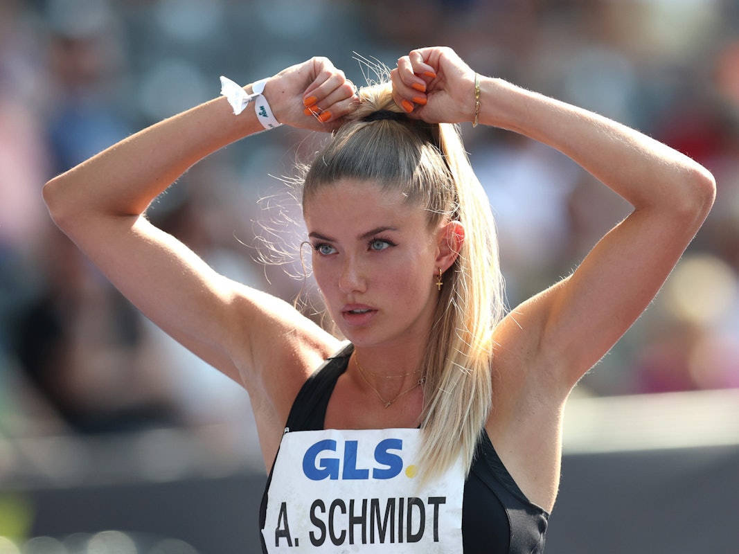 Alica Schmidt fasst sich vor einem Lauf in die Haare.