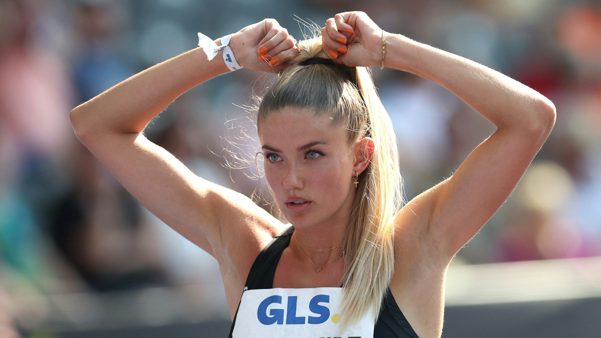 Alica Schmidt fasst sich vor einem Lauf in die Haare.