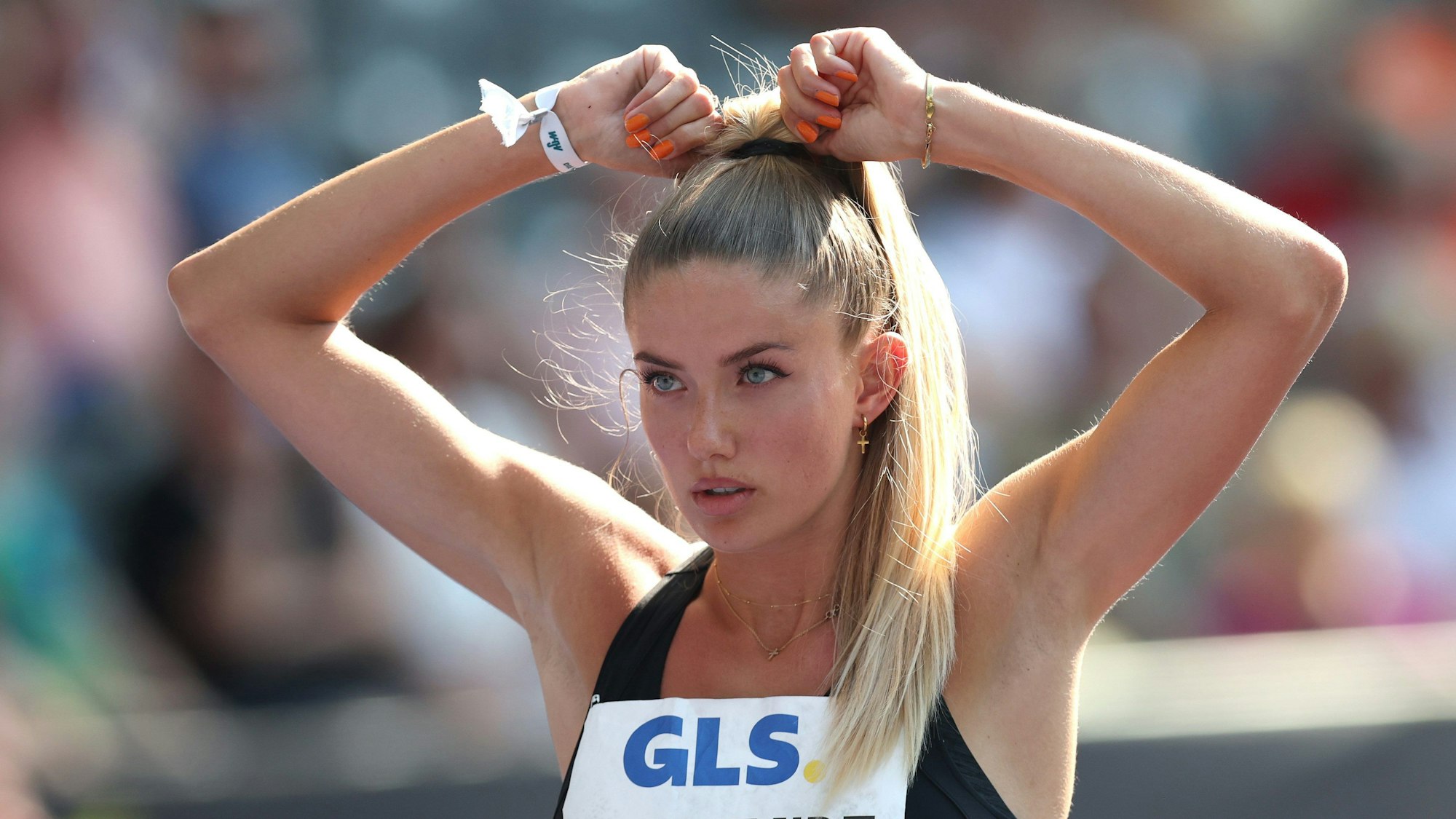 Alica Schmidt fasst sich vor einem Lauf in die Haare.