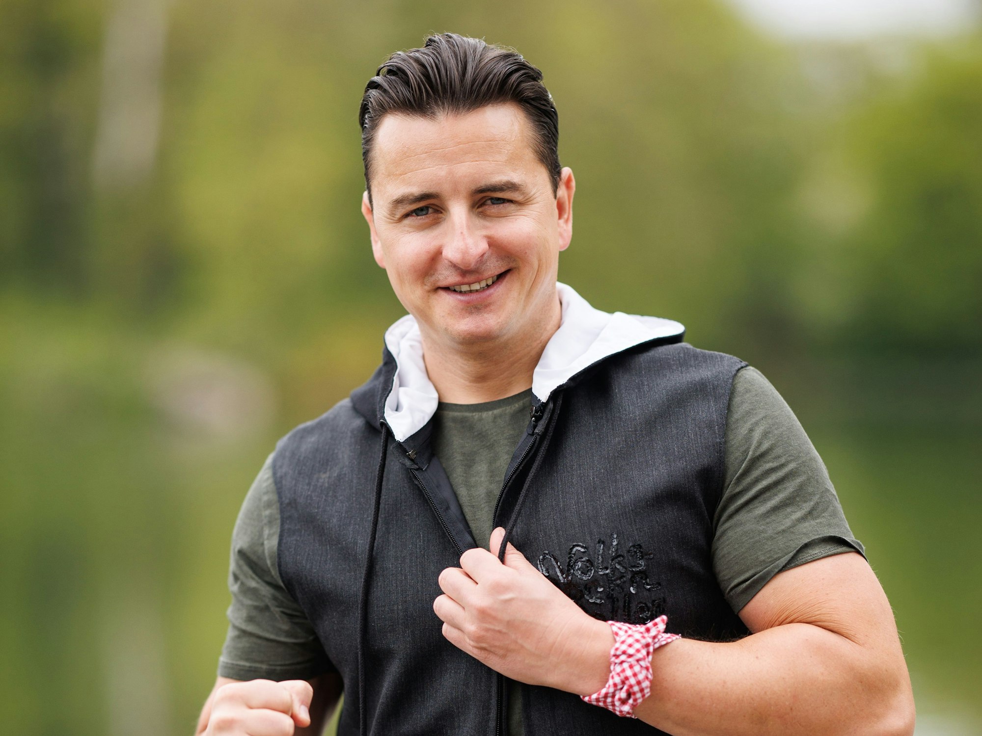 Andreas Gabalier, österreichischer Sänger, blickt im Anschluss an einen Pressetermin in die Kamera.