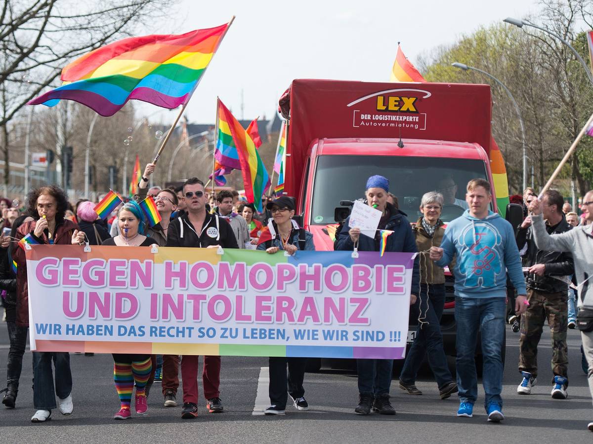 Hasskriminalität und Gewalt gegen homosexuelle oder intergeschlechtliche Menschen hat in den vergangenen Jahren laut dem aktuellen (2022) Referentenentwurf aus dem Bundesjustizministerium deutlich zugenommen. Das Foto zeigt Menschen, die 2015 in Berlin gegen Homophobie, Gewalt und Zwangsverheiratung demonstrierten.