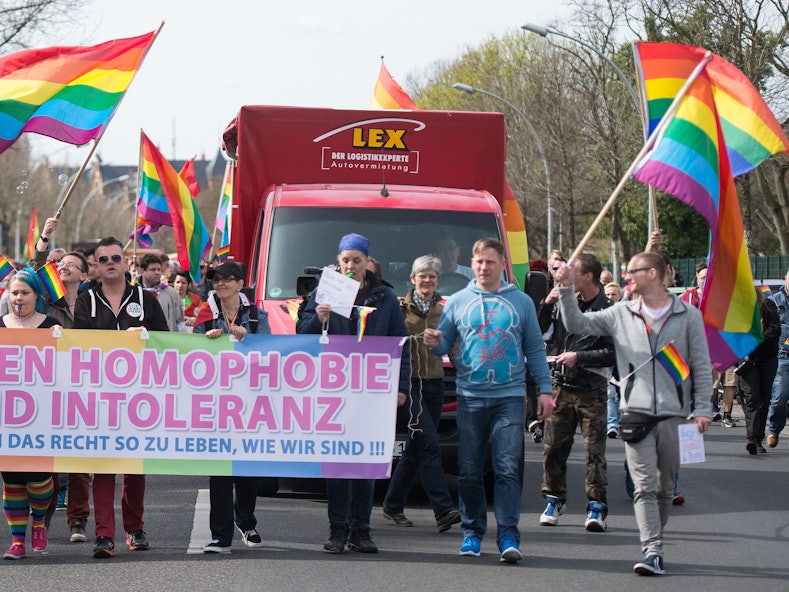 Hasskriminalität und Gewalt gegen homosexuelle oder intergeschlechtliche Menschen hat in den vergangenen Jahren laut dem aktuellen (2022) Referentenentwurf aus dem Bundesjustizministerium deutlich zugenommen. Das Foto zeigt Menschen, die 2015 in Berlin gegen Homophobie, Gewalt und Zwangsverheiratung demonstrierten.