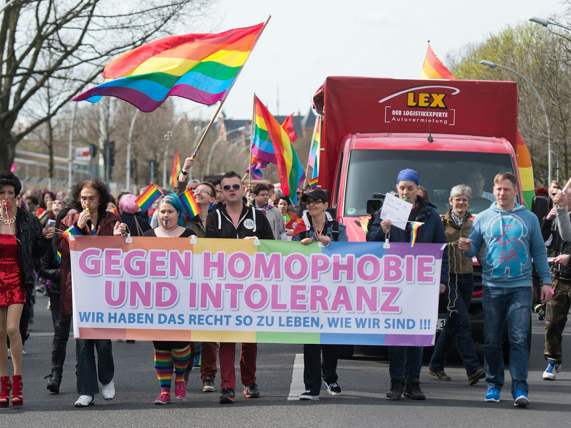 Hasskriminalität und Gewalt gegen homosexuelle oder intergeschlechtliche Menschen hat in den vergangenen Jahren laut dem aktuellen (2022) Referentenentwurf aus dem Bundesjustizministerium deutlich zugenommen. Das Foto zeigt Menschen, die 2015 in Berlin gegen Homophobie, Gewalt und Zwangsverheiratung demonstrierten.