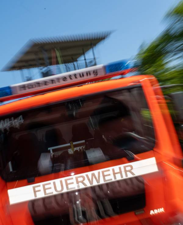 Ein Wasserrohrbuch beschäftigt am Freitag (15. Juli) die Einsatzkräfte in Köln. Unser Symbolfoto eines Feuerwehrwagens wurde im Juni in Köln aufgenommen.