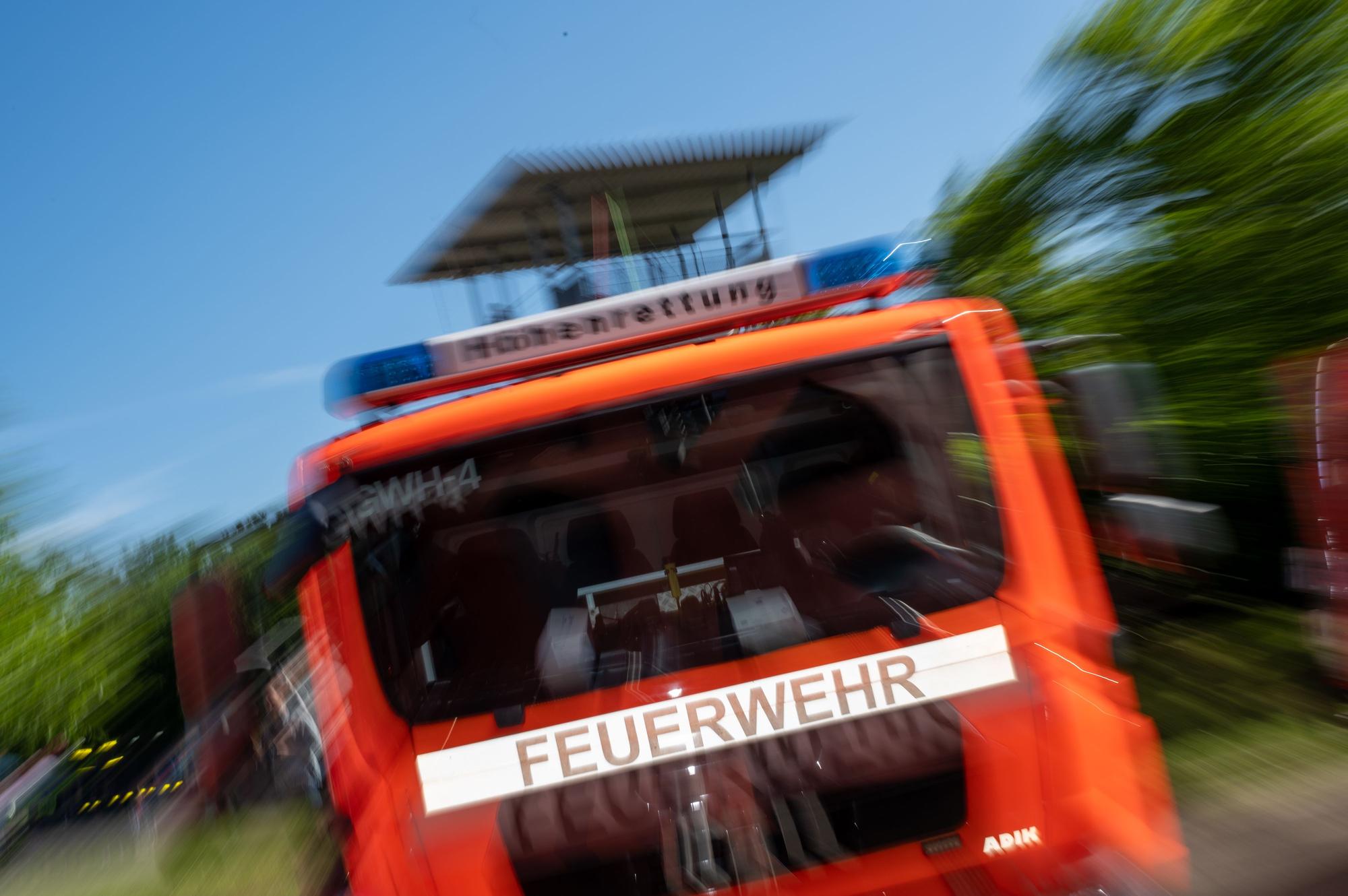 Ein Wasserrohrbuch beschäftigt am Freitag (15. Juli) die Einsatzkräfte in Köln. Unser Symbolfoto eines Feuerwehrwagens wurde im Juni in Köln aufgenommen.