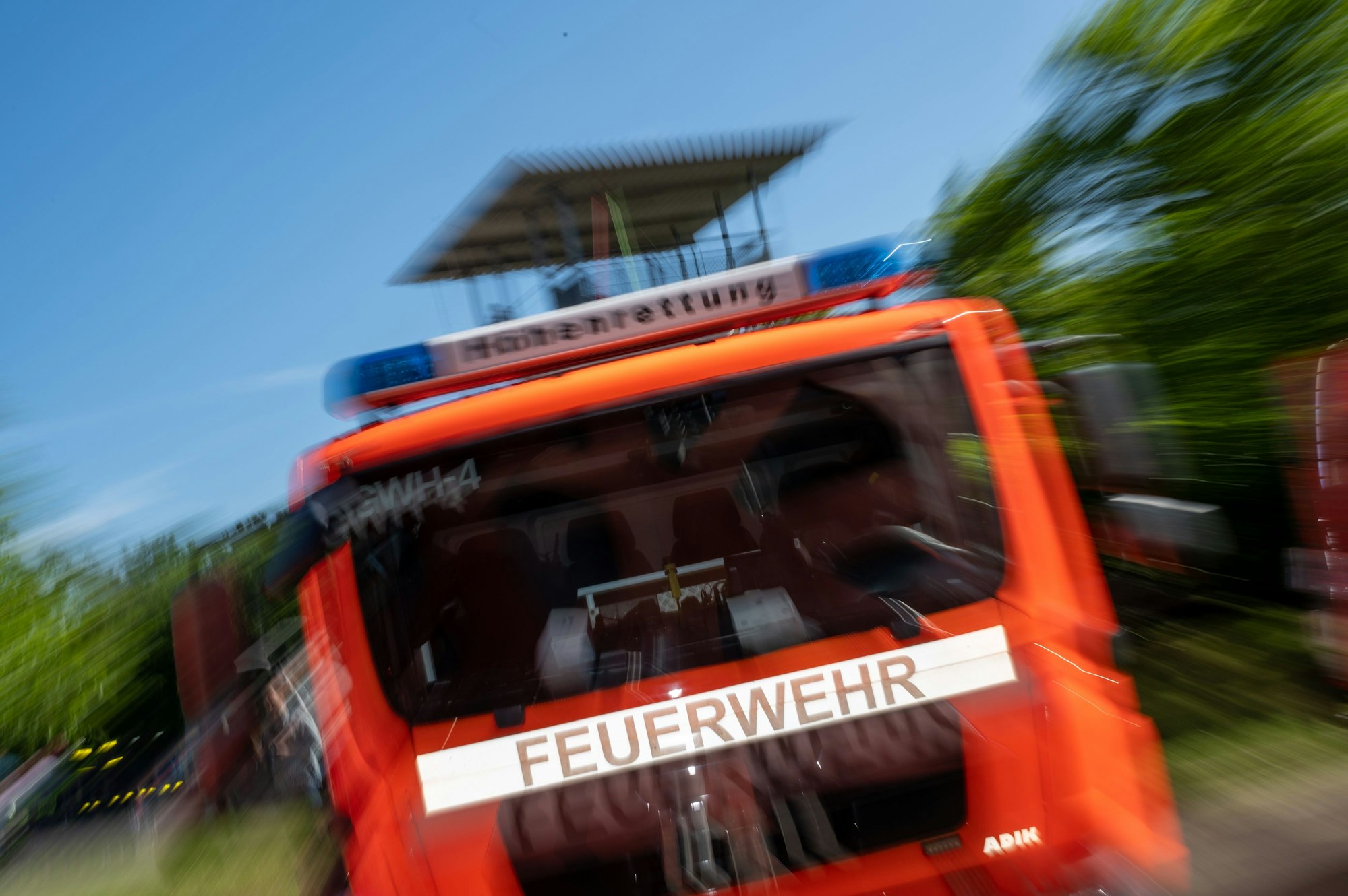 Ein Wasserrohrbuch beschäftigt am Freitag (15. Juli) die Einsatzkräfte in Köln. Unser Symbolfoto eines Feuerwehrwagens wurde im Juni in Köln aufgenommen.