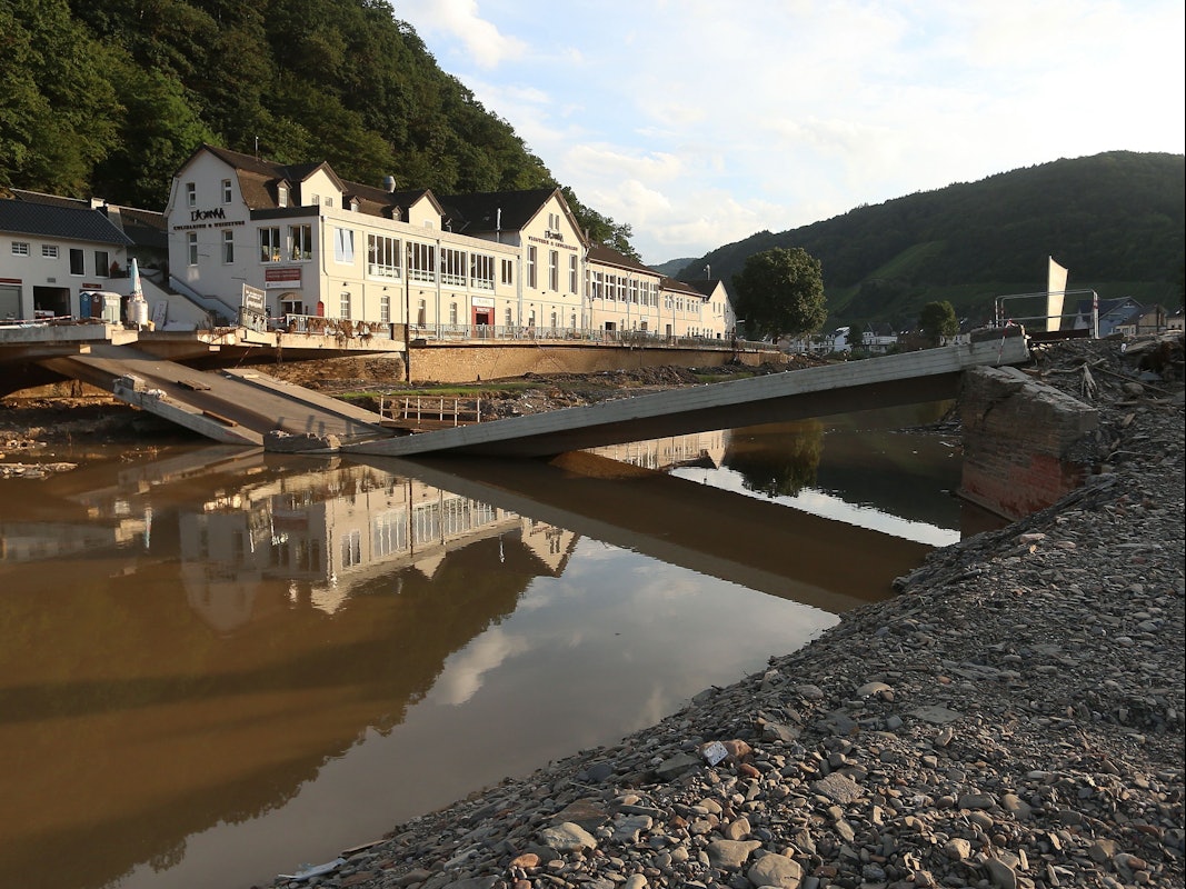 Im Landkreis Ahrweiler liegt eine zerstörte Brücke in der Ahr.