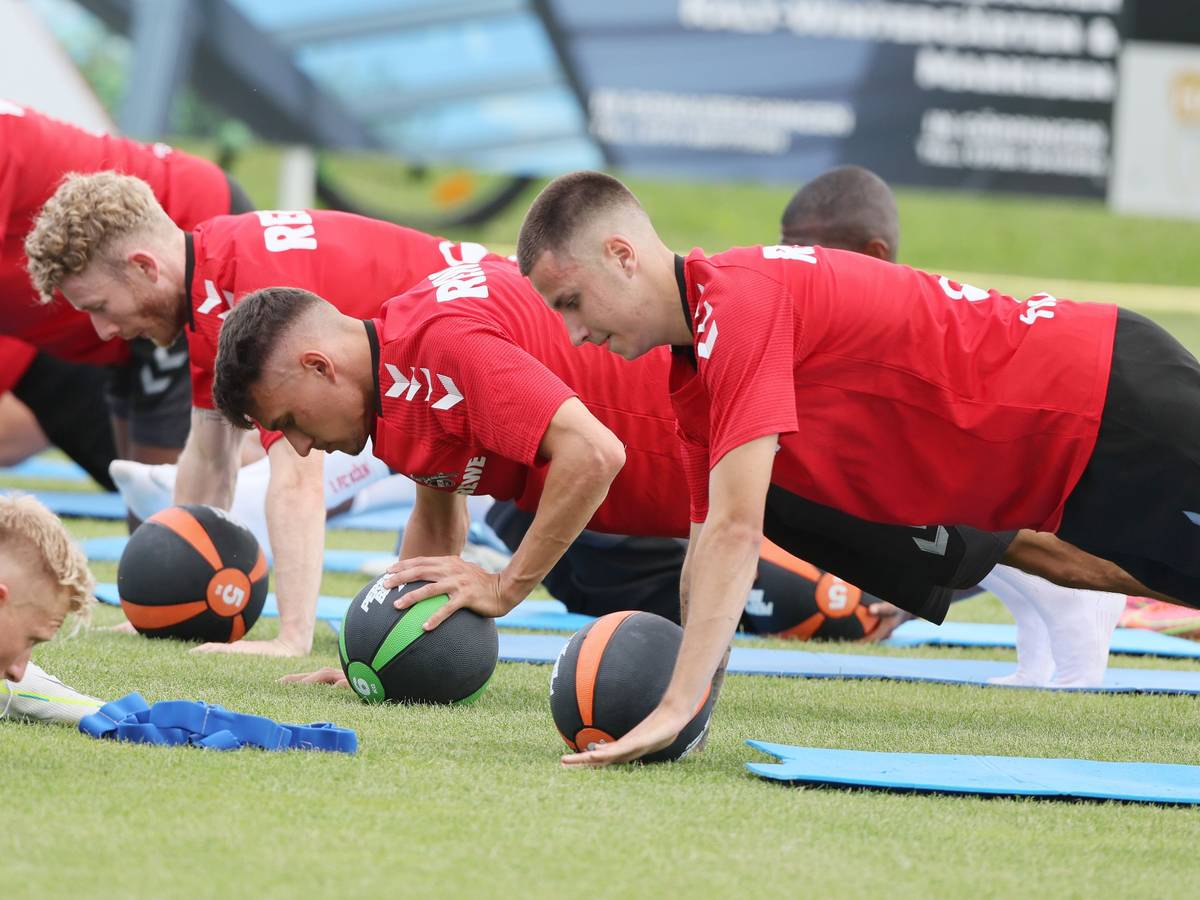 Denis Huseinbasic (r., hier am 4. Juli 2022) schuftet im Trainingslager des 1. FC Köln in Donaueschingen.