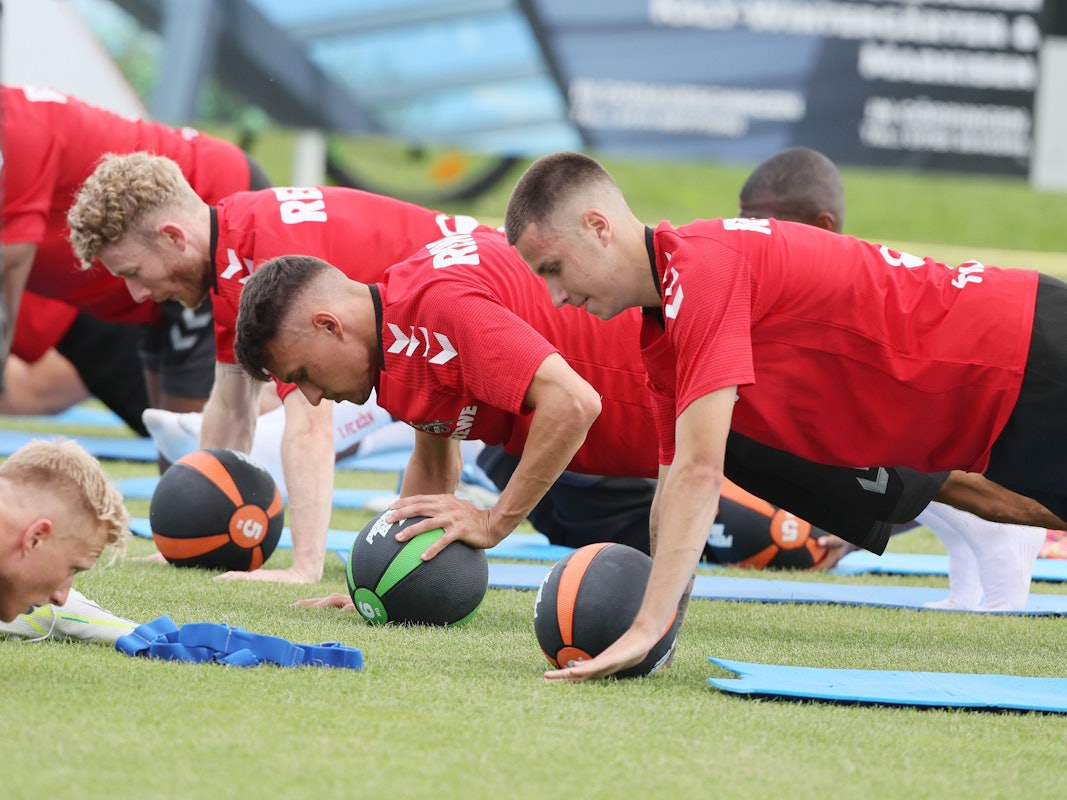 Denis Huseinbasic (r., hier am 4. Juli 2022) schuftet im Trainingslager des 1. FC Köln in Donaueschingen.