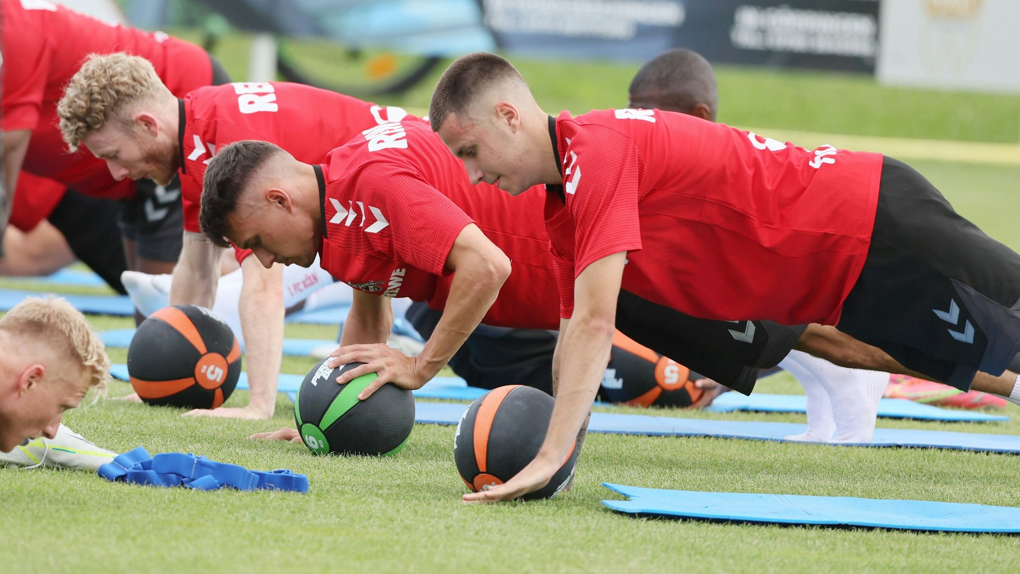 Denis Huseinbasic (r., hier am 4. Juli 2022) schuftet im Trainingslager des 1. FC Köln in Donaueschingen.
