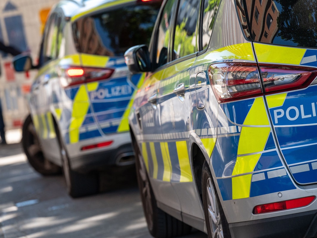 Zwei Fahrzeuge der Polizei stehen hintereinander.
