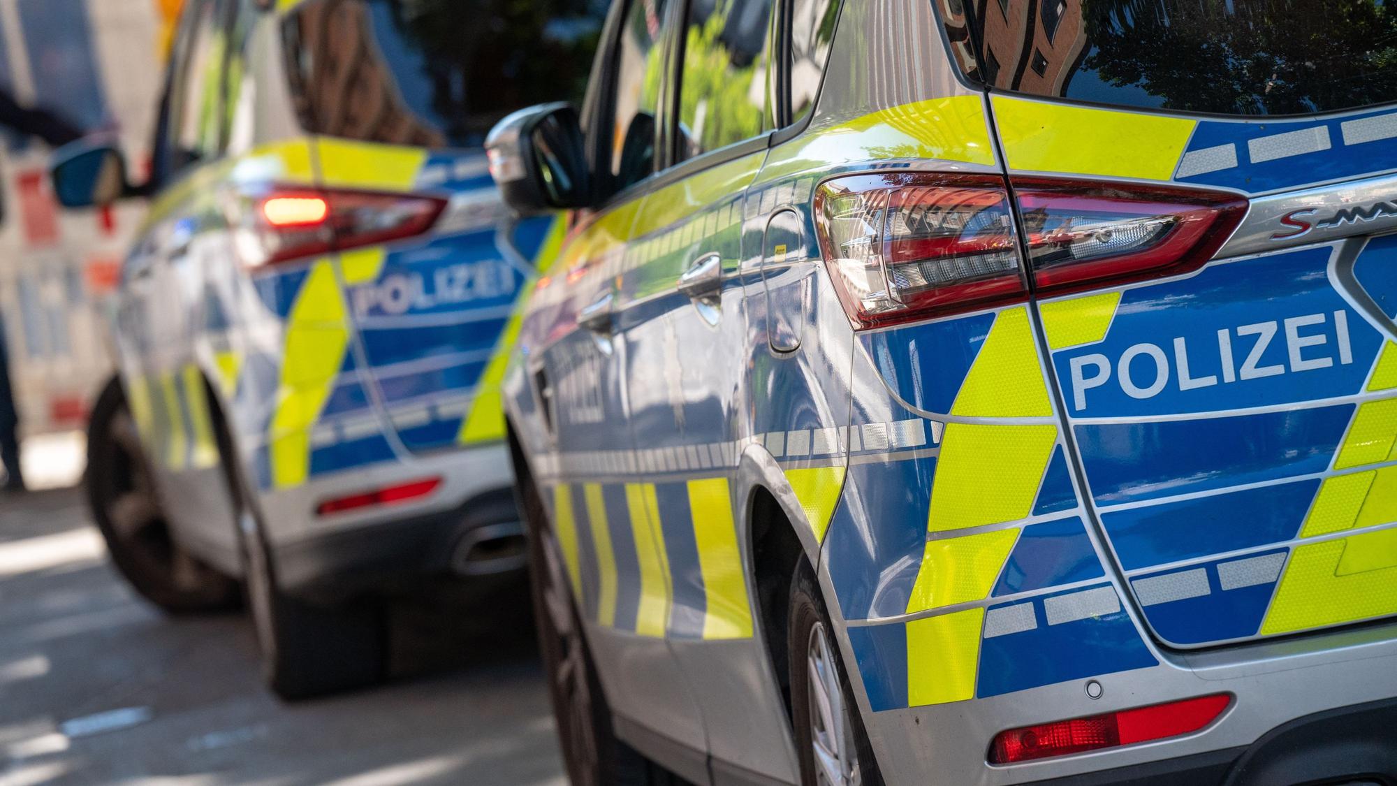 Zwei Fahrzeuge der Polizei stehen hintereinander.