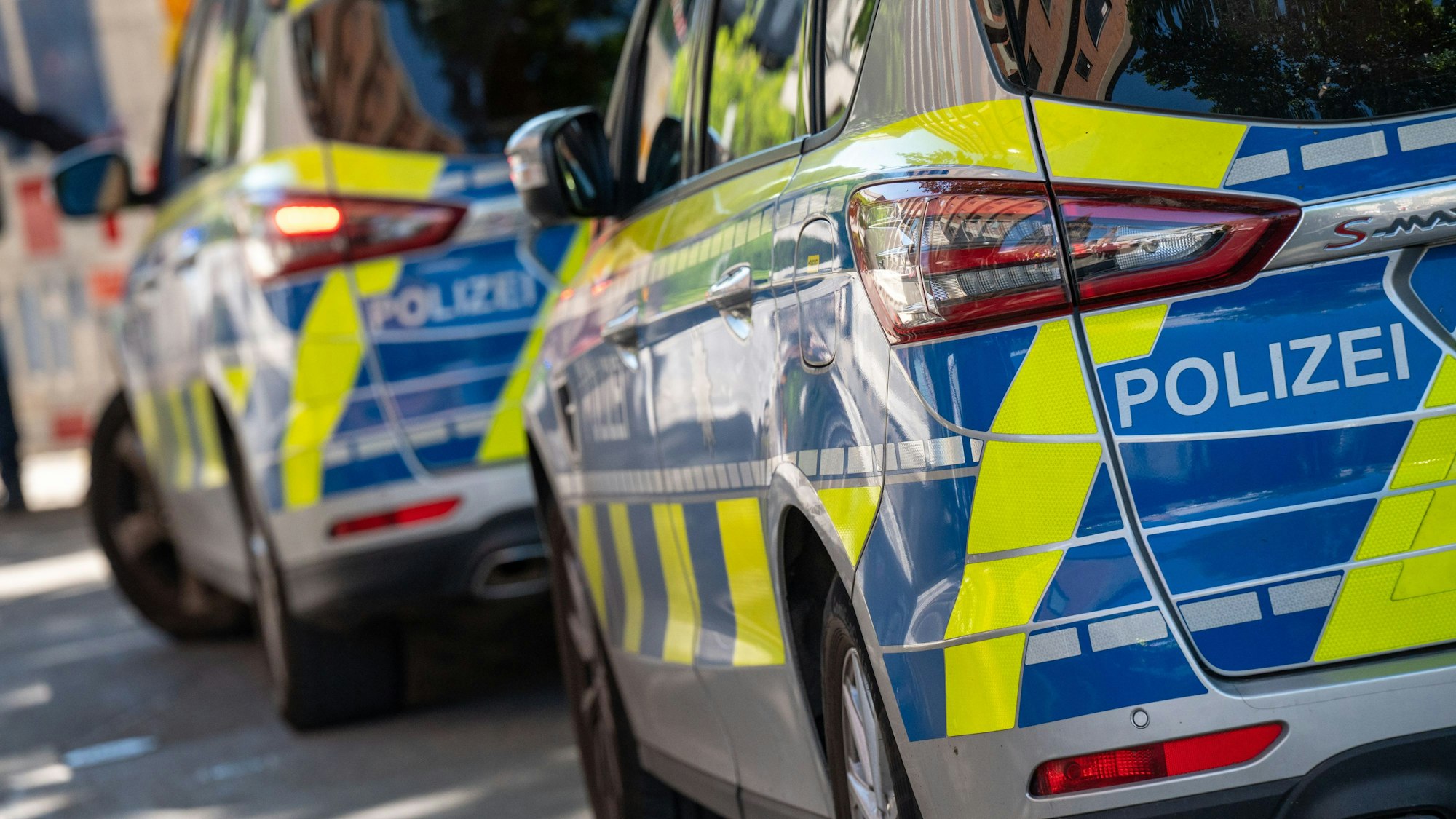 Zwei Fahrzeuge der Polizei stehen hintereinander.