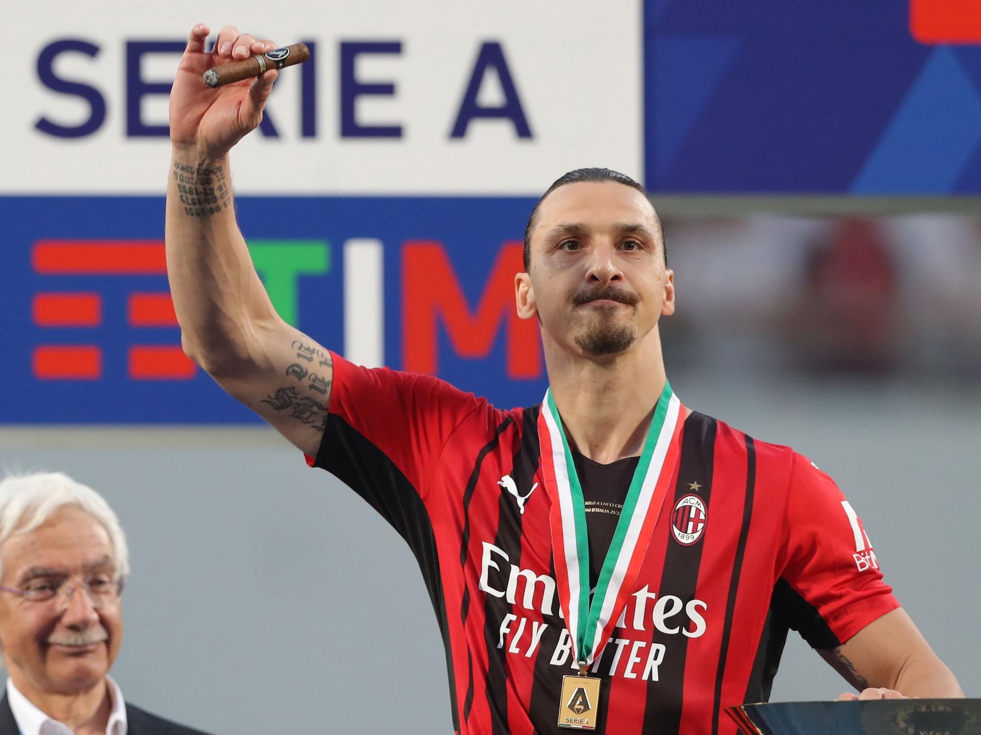 Zlatan Ibrahimovic von der AC Mailand jubelt mit Zigarre und Pokal über den Gewinn der italienischen Meisterschaft.