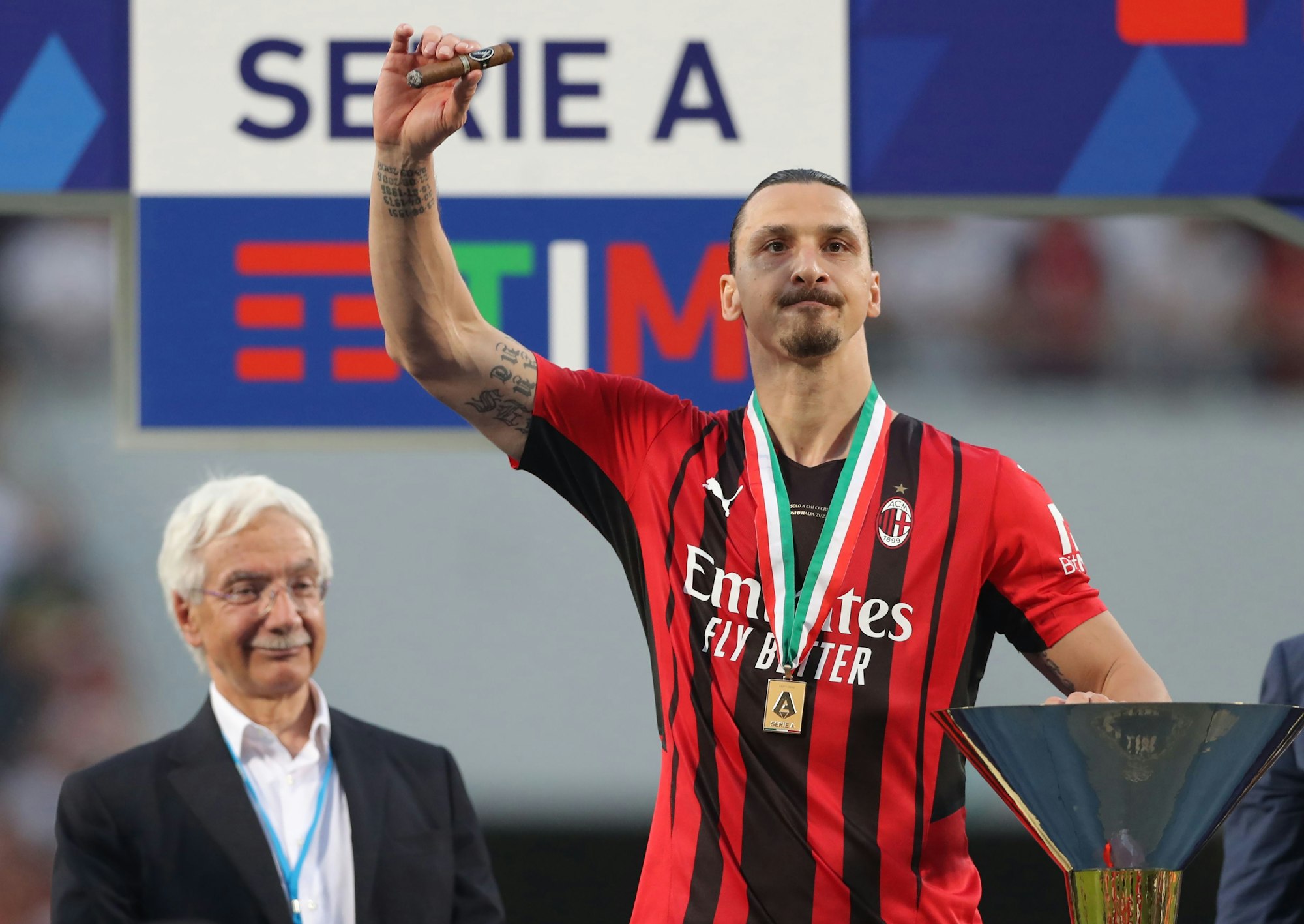 Zlatan Ibrahimovic vom AC Mailand jubelt mit Zigarre und Pokal über den Gewinn der italienischen Meisterschaft.