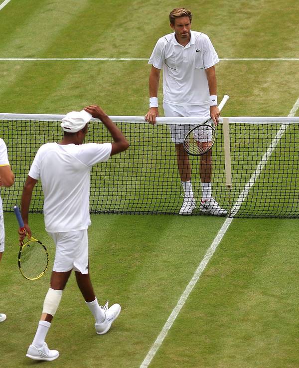 Dicke Luft in Wimbledon beim Doppel-Viertelfinale zwischen Rajeev Ram (v.r.) und Joe Salisbury (v.l.) sowie Nicolas Mahut und Édouard Roger-Vasselin (r.). Hier verabschieden sich die Tennis-Profis nach dem Spiel.