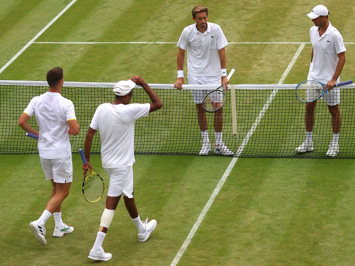 Dicke Luft in Wimbledon beim Doppel-Viertelfinale zwischen Rajeev Ram (v.r.) und Joe Salisbury (v.l.) sowie Nicolas Mahut und Édouard Roger-Vasselin (r.). Hier verabschieden sich die Tennis-Profis nach dem Spiel.