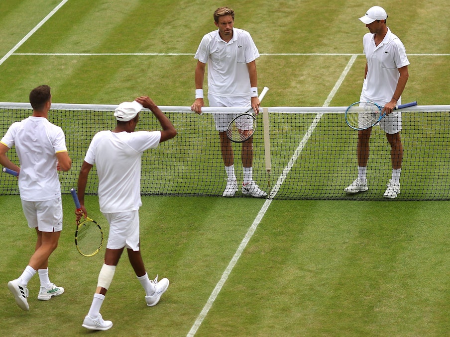 Dicke Luft in Wimbledon beim Doppel-Viertelfinale zwischen Rajeev Ram (v.r.) und Joe Salisbury (v.l.) sowie Nicolas Mahut und Édouard Roger-Vasselin (r.). Hier verabschieden sich die Tennis-Profis nach dem Spiel.