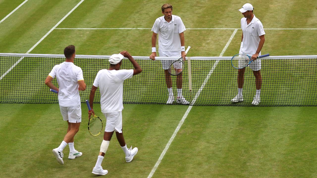 Dicke Luft in Wimbledon beim Doppel-Viertelfinale zwischen Rajeev Ram (v.r.) und Joe Salisbury (v.l.) sowie Nicolas Mahut und Édouard Roger-Vasselin (r.). Hier verabschieden sich die Tennis-Profis nach dem Spiel.
