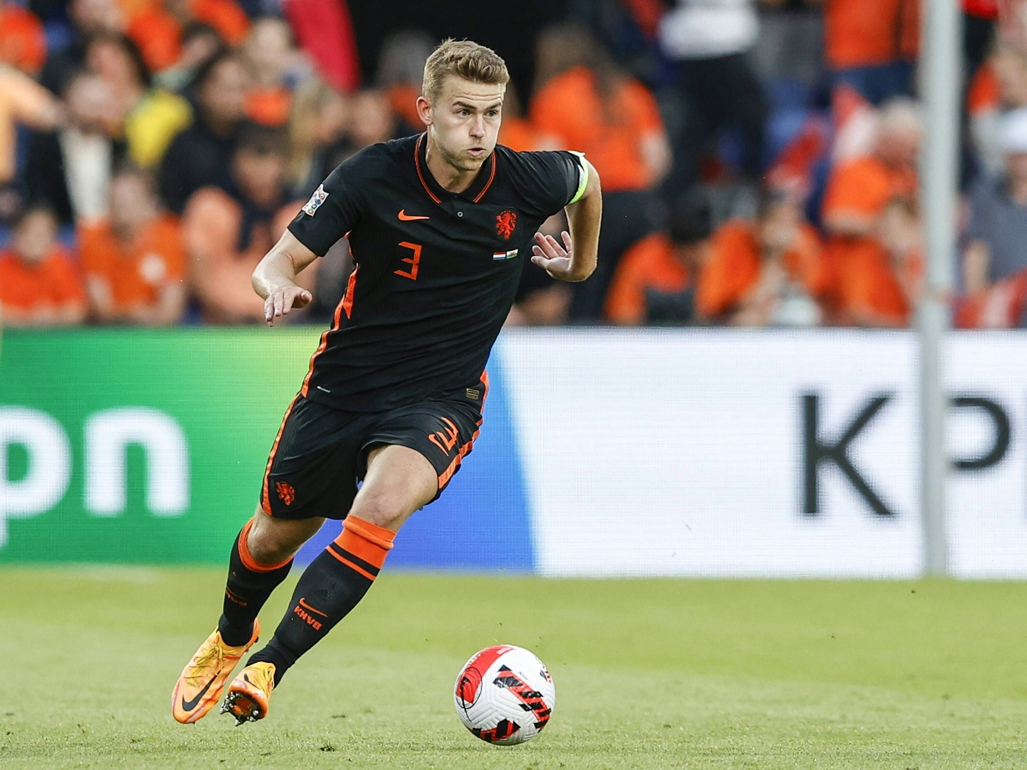 Matthijs de Ligt mit dem Ball am Fuß im Trikot der niederländischen Nationalmannschaft.