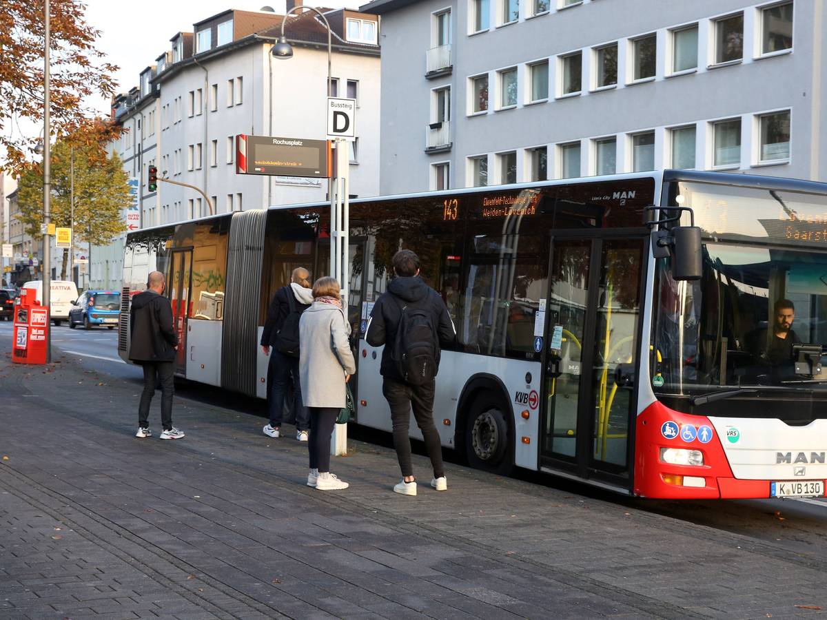 Das Foto aus dem Jahr 2020 zeigt eine KVB-Buslinie an einer Haltestelle in Köln.