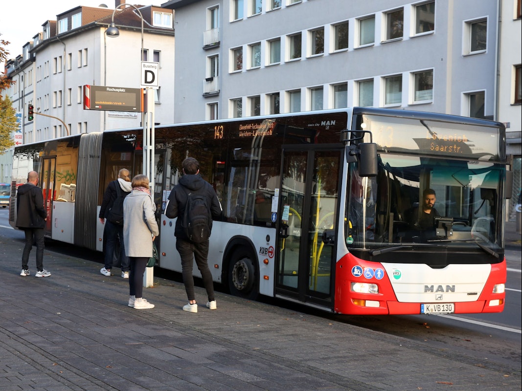 Das Foto aus dem Jahr 2020 zeigt eine KVB-Buslinie an einer Haltestelle in Köln.