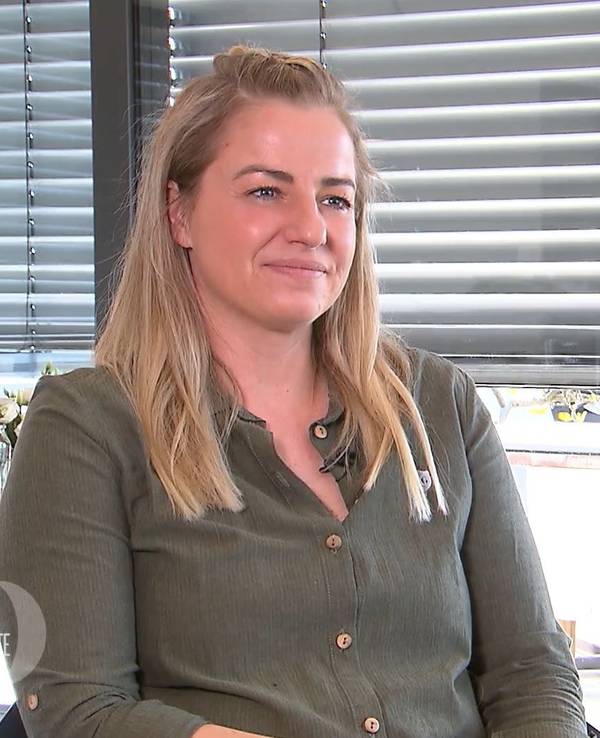 Gastgeberin Babsi steht am ersten Tag von "Das perfekte Dinner" (TV-Ausstrahlung: 4. Juli 2022) in Augsburg in ihrer Küche.