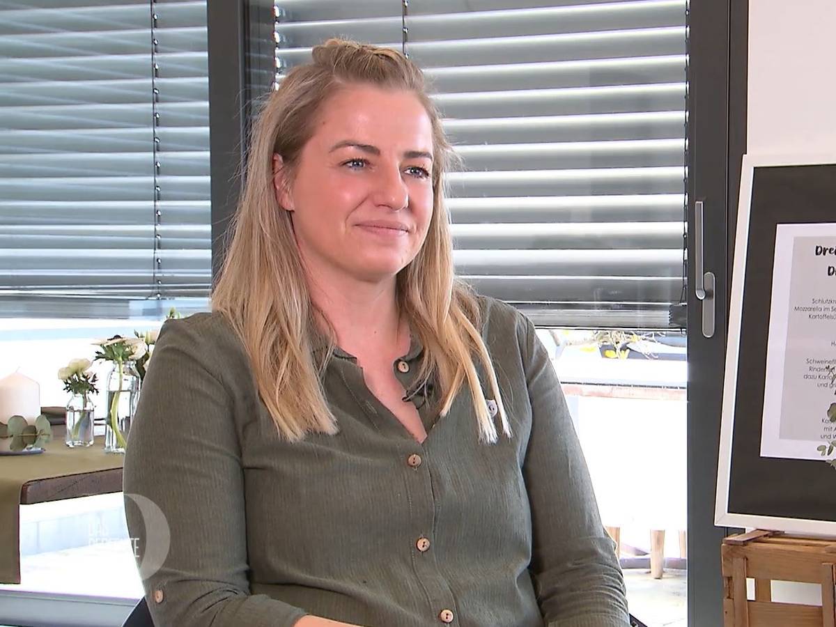 Gastgeberin Babsi steht am ersten Tag von "Das perfekte Dinner" (TV-Ausstrahlung: 4. Juli 2022) in Augsburg in ihrer Küche.