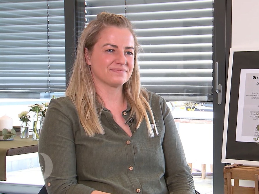 Gastgeberin Babsi steht am ersten Tag von "Das perfekte Dinner" (TV-Ausstrahlung: 4. Juli 2022) in Augsburg in ihrer Küche.