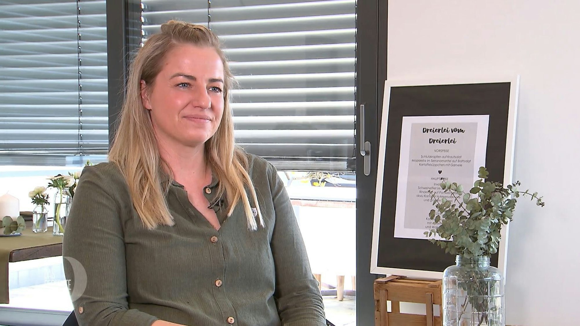 Gastgeberin Babsi steht am ersten Tag von "Das perfekte Dinner" (TV-Ausstrahlung: 4. Juli 2022) in Augsburg in ihrer Küche.