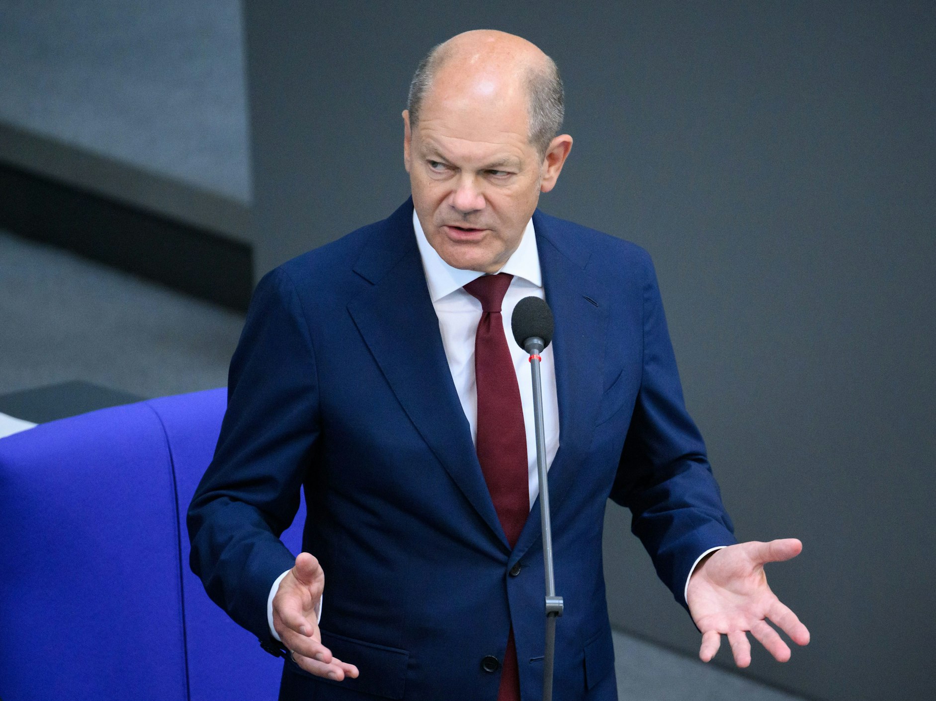 Bundeskanzler Olaf Scholz (SPD) sprach am 6. Juli 2022 bei der Regierungsbefragung in der Plenarsitzung im Deutschen Bundestag.