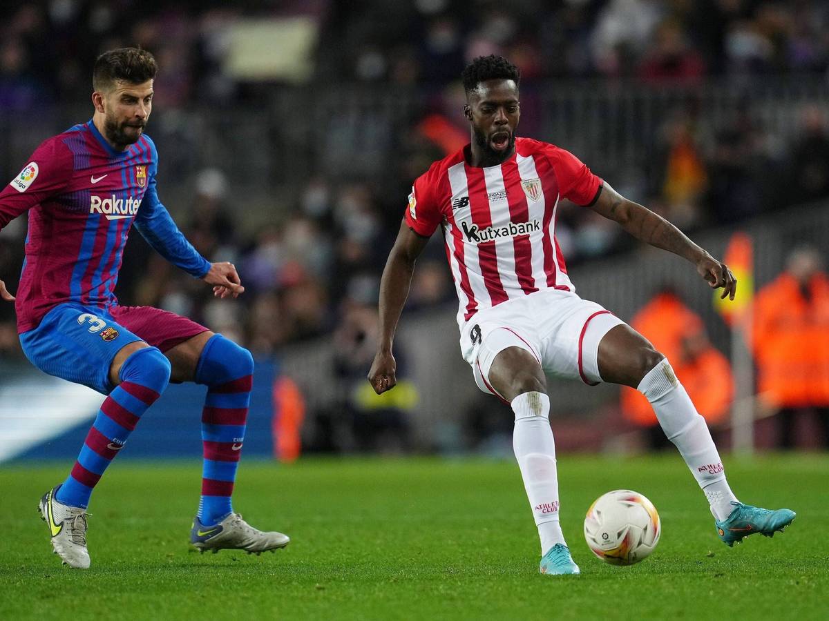Gerard Pique vom FC Barcelona will Bilbaos Inaki Williams den Ball abluchsen.