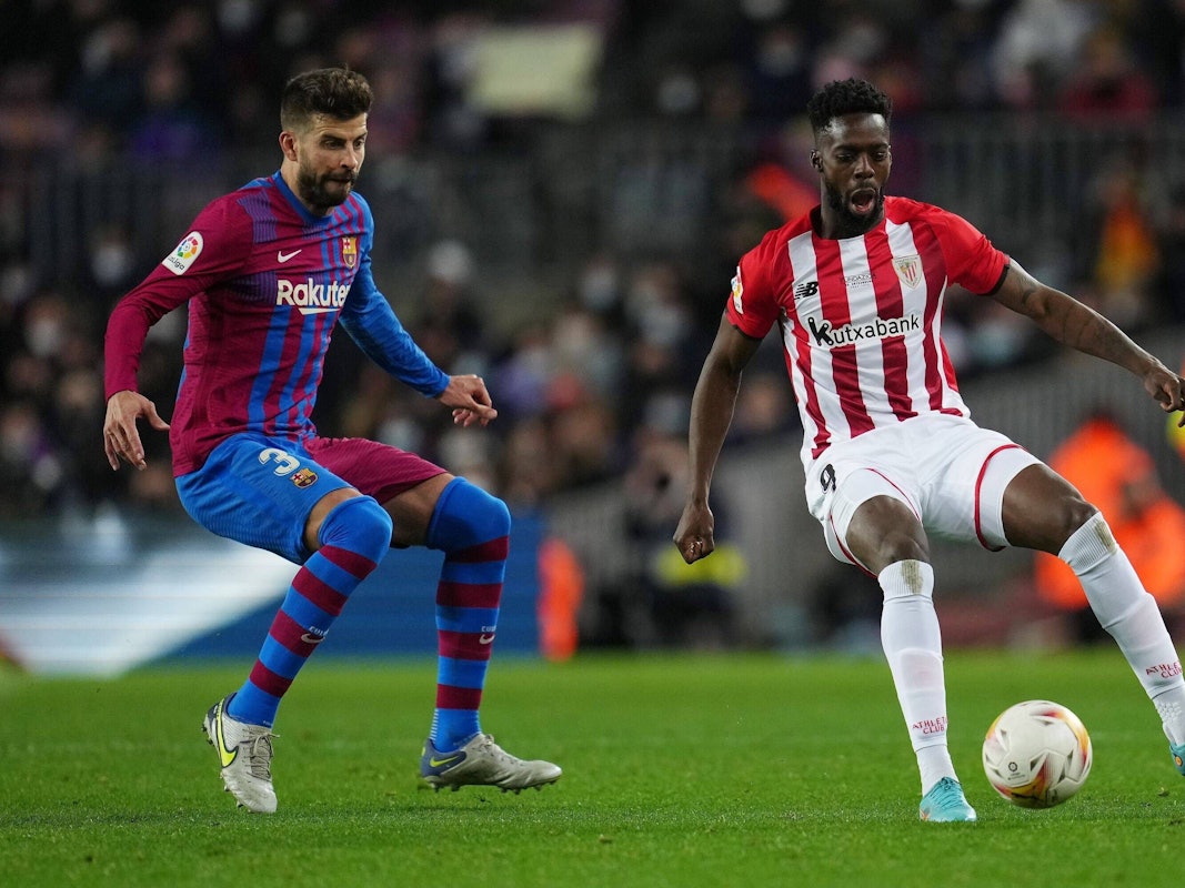 Gerard Pique vom FC Barcelona will Bilbaos Inaki Williams den Ball abluchsen.