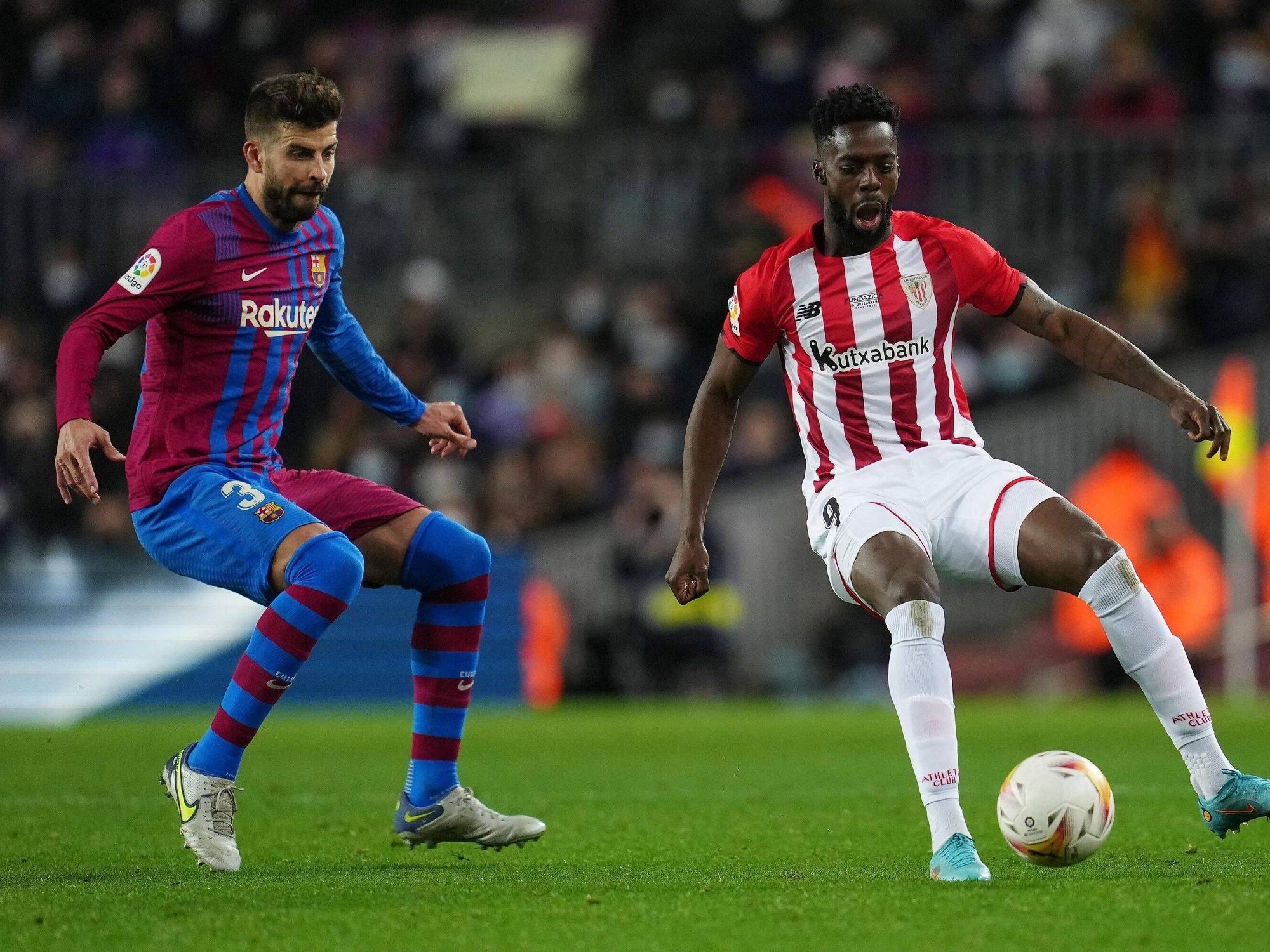 Gerard Pique vom FC Barcelona will Bilbaos Inaki Williams den Ball abluchsen.