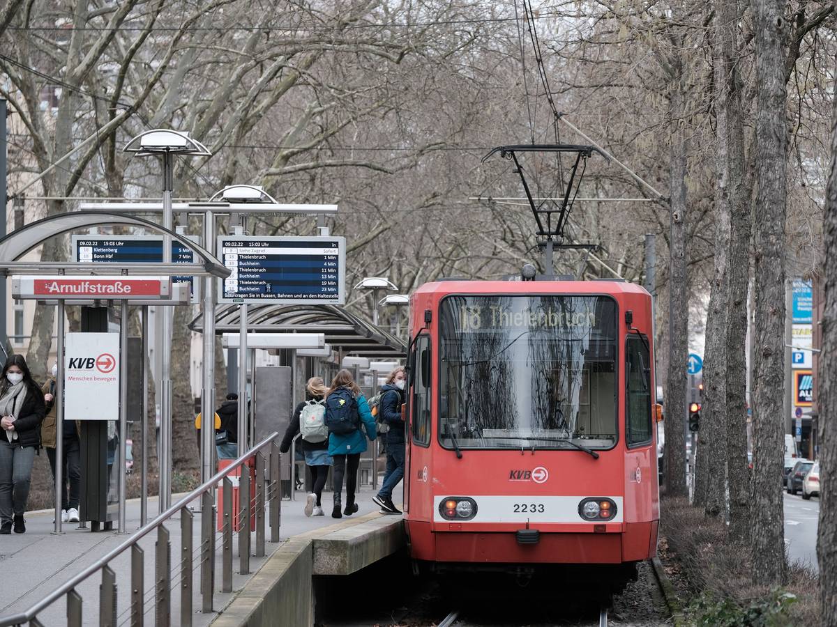 Die KVB-Linie 18 hält an der Haltestelle Arnulfstraße.