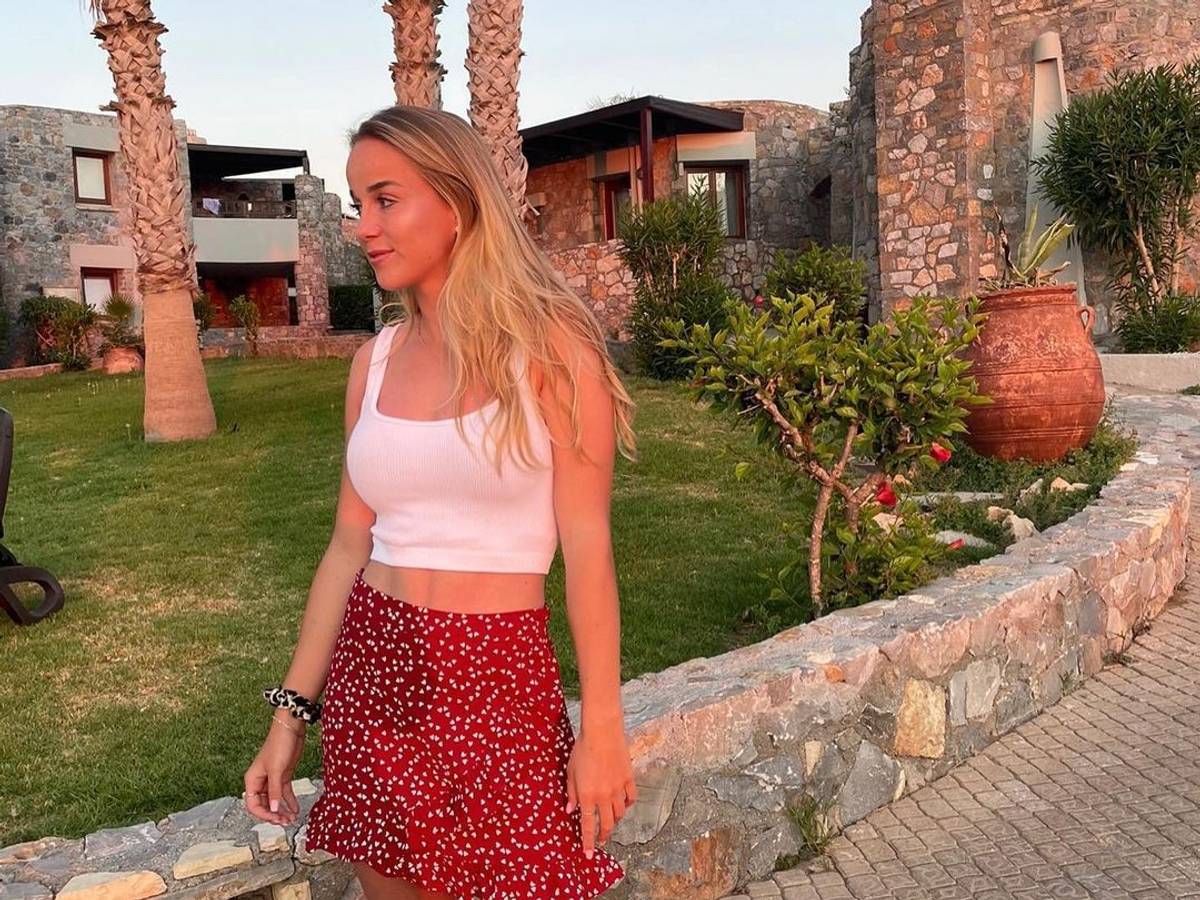 Fußball-Nationalspielerin Giulia Gwinn posiert im Urlaub.